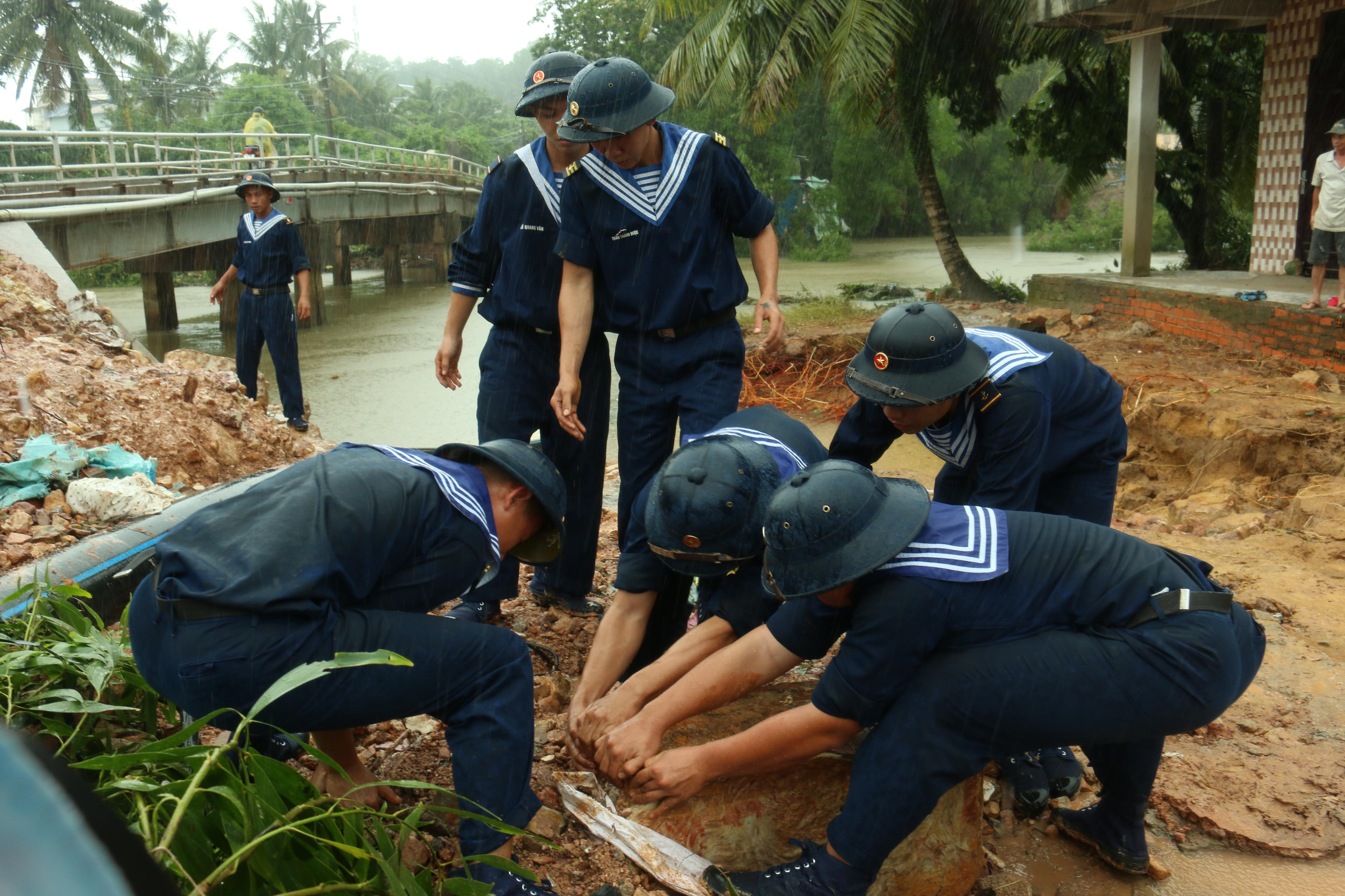 Bộ đội Vùng 5 giúp dân tận tình, thiết thực